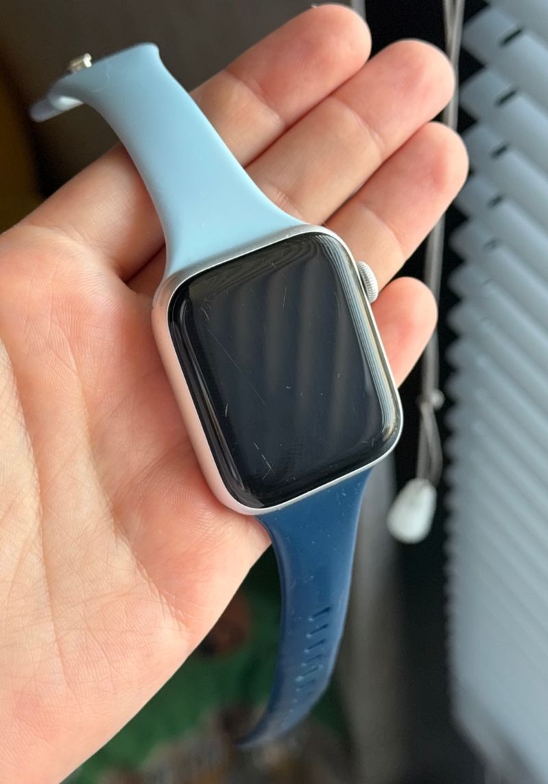Apple Watch SE (1st Gen) 44mm GPS with Bands and Charger