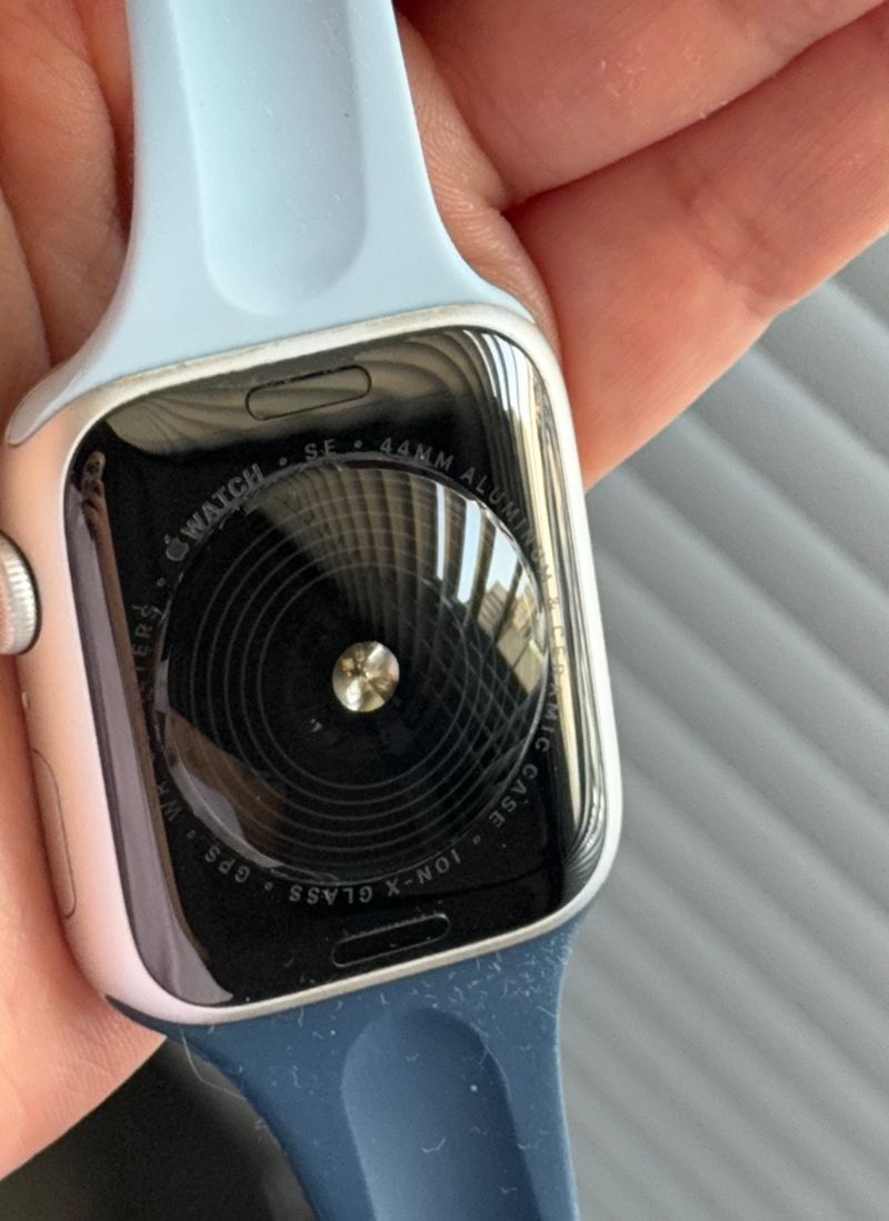 Apple Watch SE (1st Gen) 44mm GPS with Bands and Charger