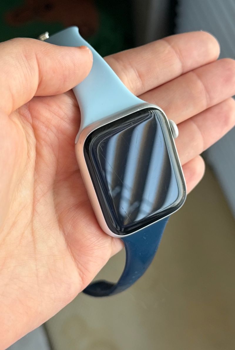 Apple Watch SE (1st Gen) 44mm GPS with Bands and Charger