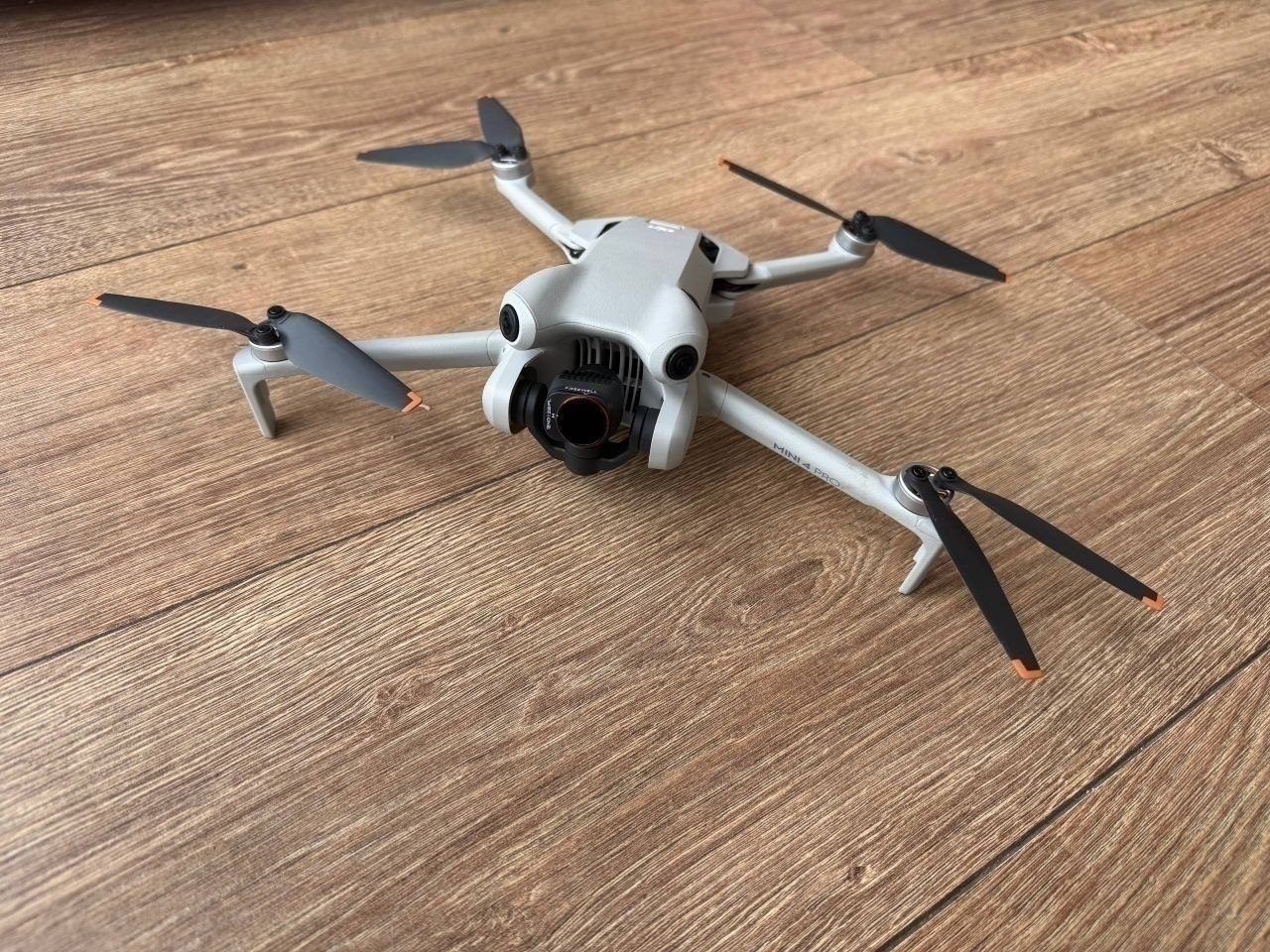 Квадрокоптер DJI Mini 4 Pro Fly More Combo Plus, с пультами и