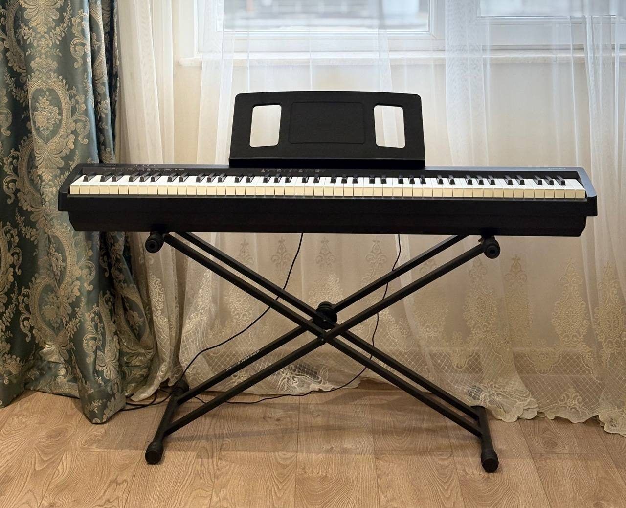Цифровое пианино Roland FP-10, с подставкой