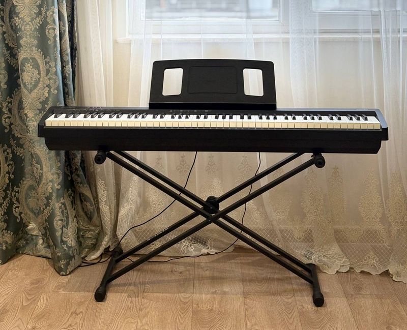Цифровое пианино Roland FP-10, с подставкой