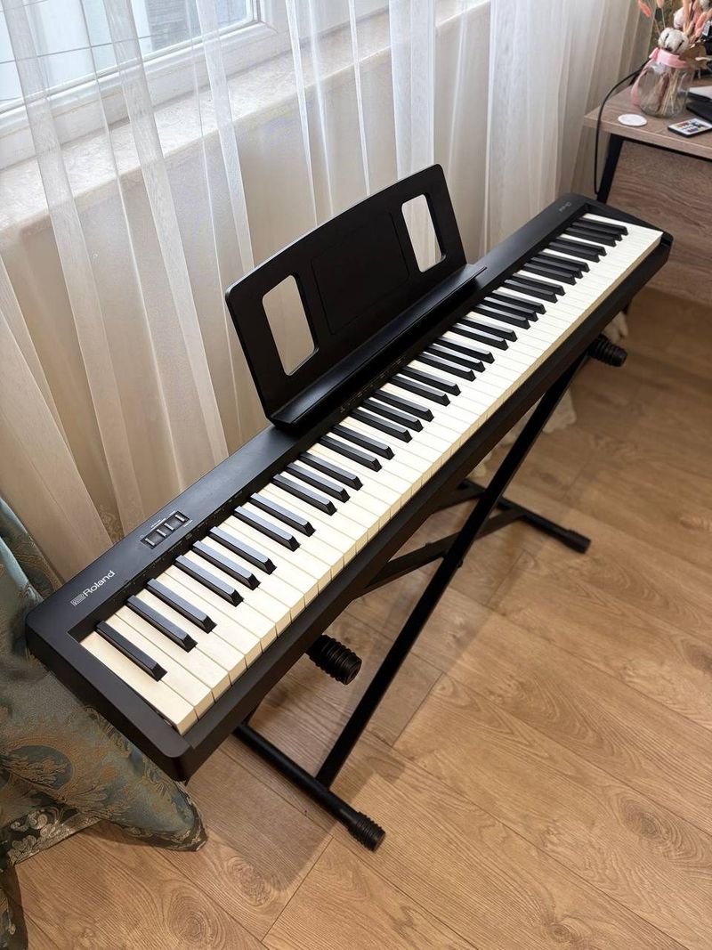 Цифровое пианино Roland FP-10, с подставкой