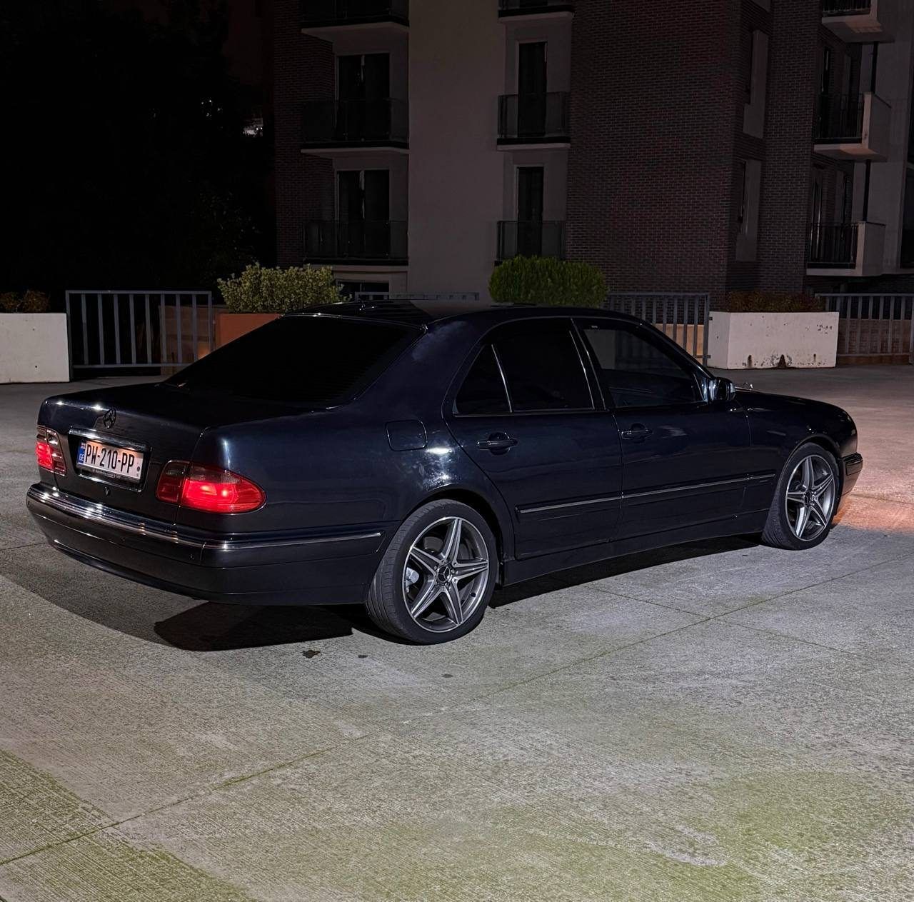 Автомобиль Mercedes Benz W210 E320, 2000-х