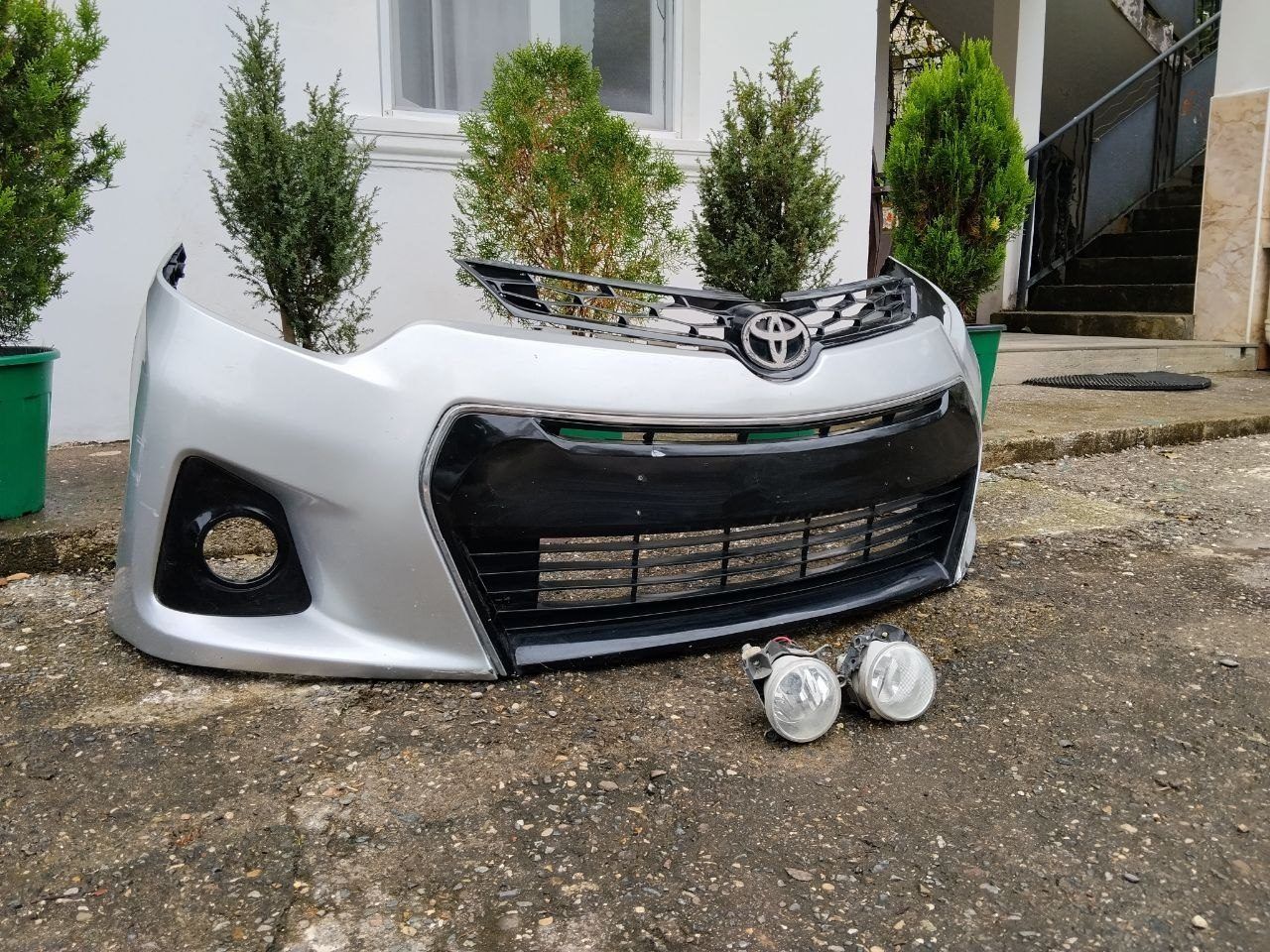 Бампер передний для Toyota Corolla 2014 г.в. серии "Спорт" с решеткой радиатора