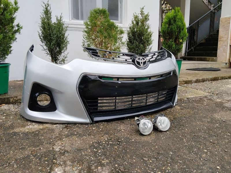 Бампер передний для Toyota Corolla 2014 г.в. серии "Спорт" с решеткой радиатора