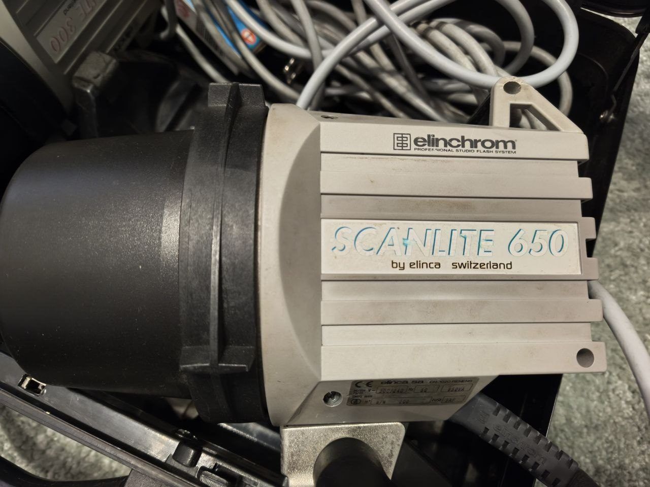 Комплект студийного света Elinchrom Scanlite 300/650W Halogen, кейс