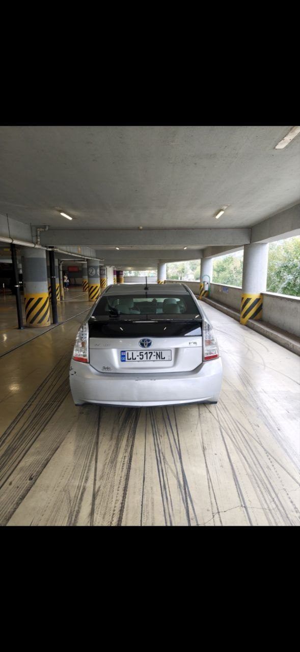 Автомобиль Toyota Prius
