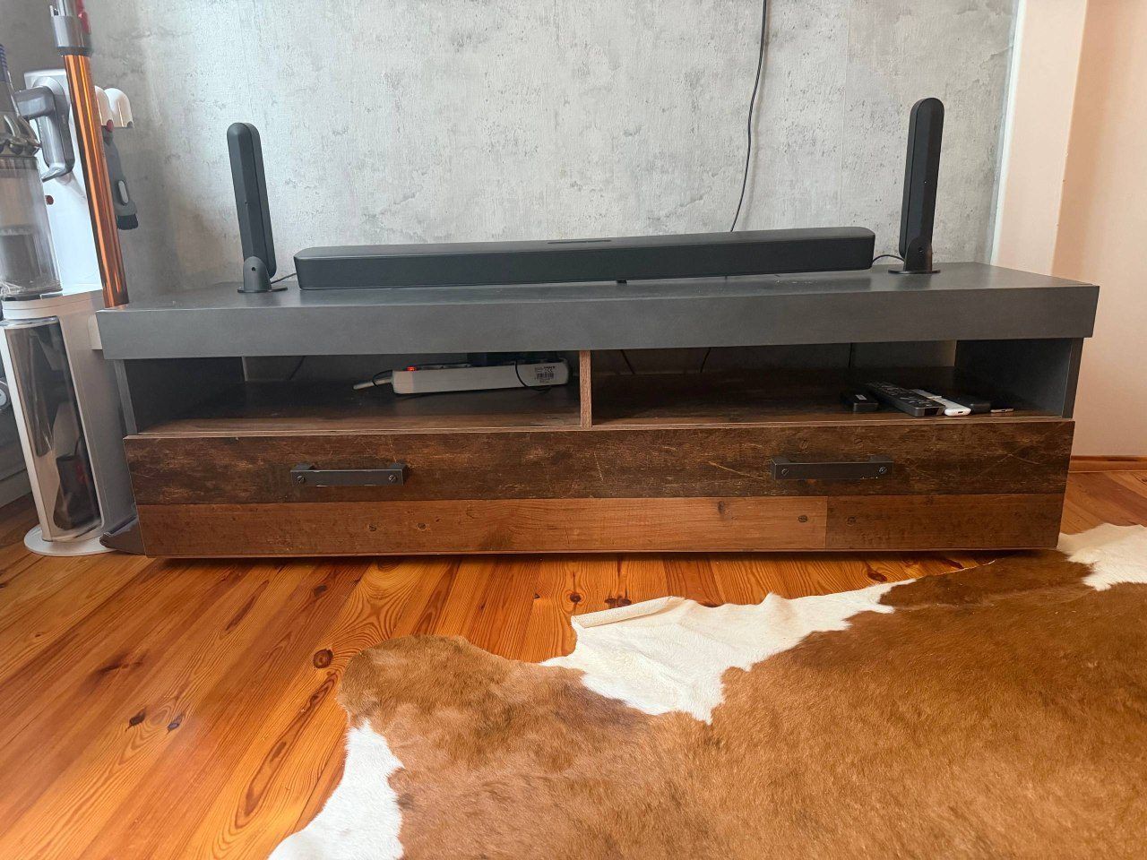 Tv lowboard