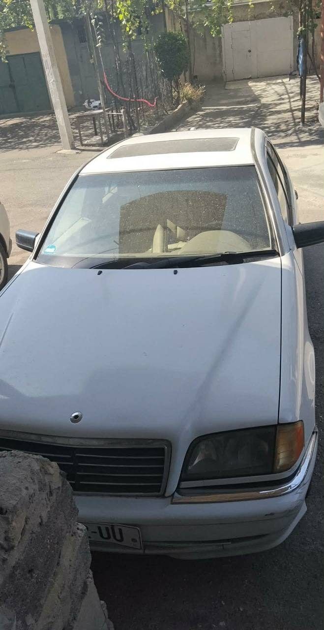 Автомобиль Mercedes-Benz C230, год