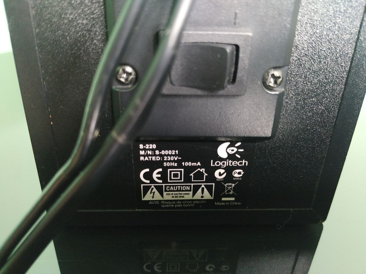 Акустика Logitech S-220, формата 2.1