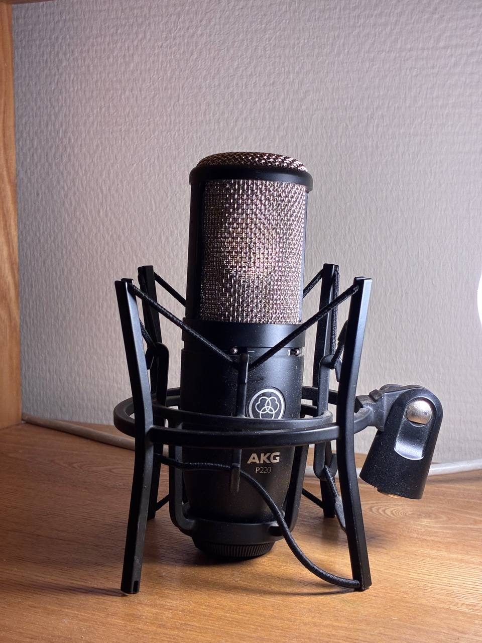 Студийный микрофон и аудиокарта AKG P220