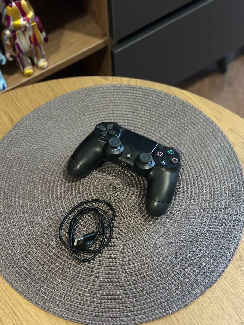 Геймпад Sony DualShock 4, отличное состояние