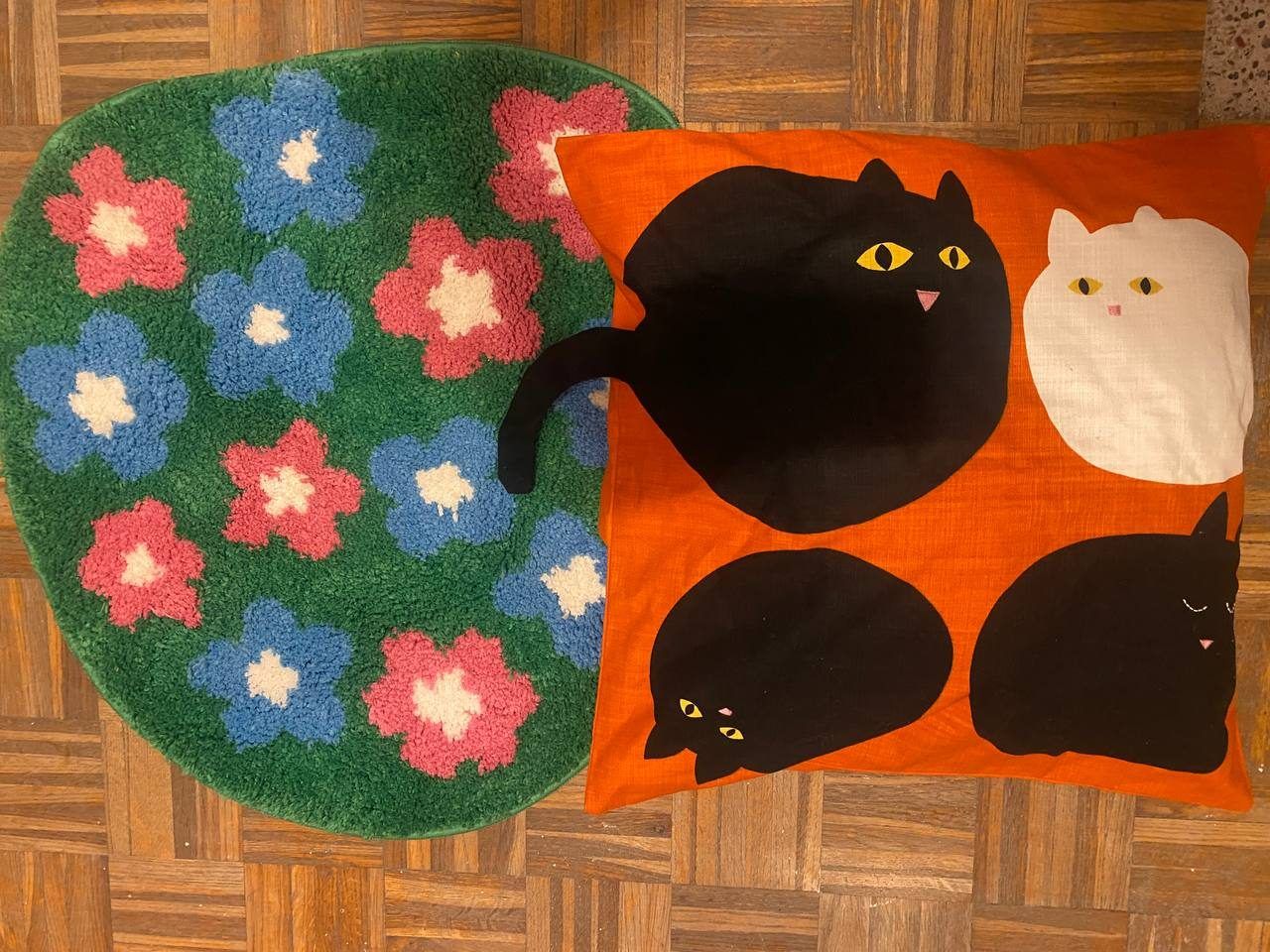 Коврик для ванной и подушка и наушники