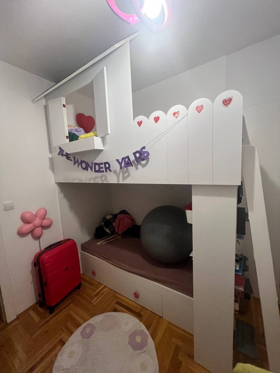 Комплект мебели в детскую