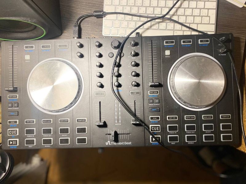 The Next Beat DJ контроллер