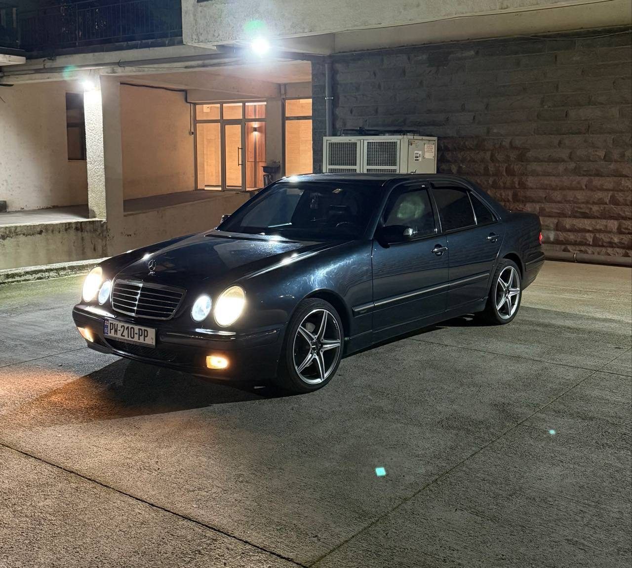 Автомобиль Mercedes Benz W210 E320, 2000-х