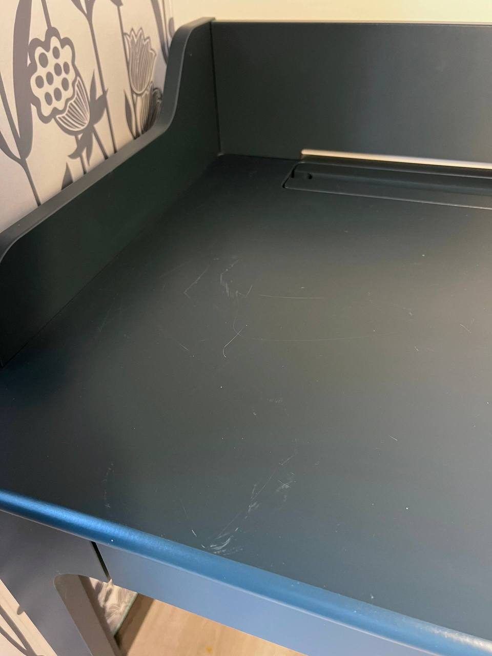 Столик IKEA LOMMARP, сине хвойно зеленого цвета