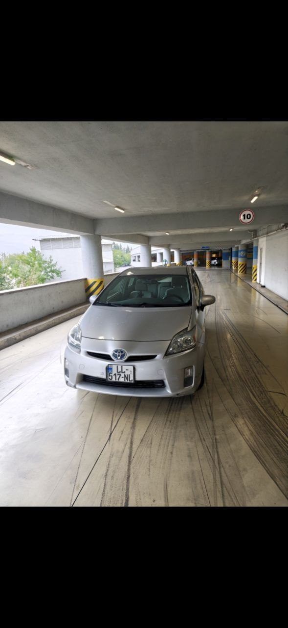 Автомобиль Toyota Prius
