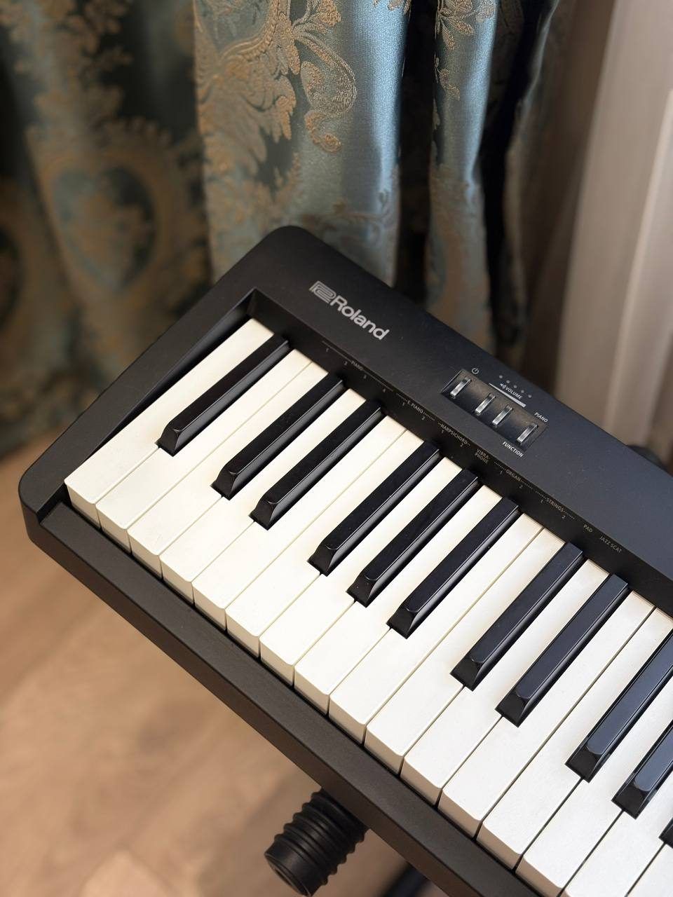 Цифровое пианино Roland FP-10, с подставкой