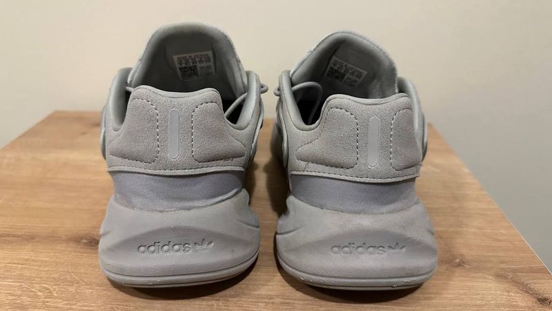 Кроссовки adidas Ozelia, размер 40