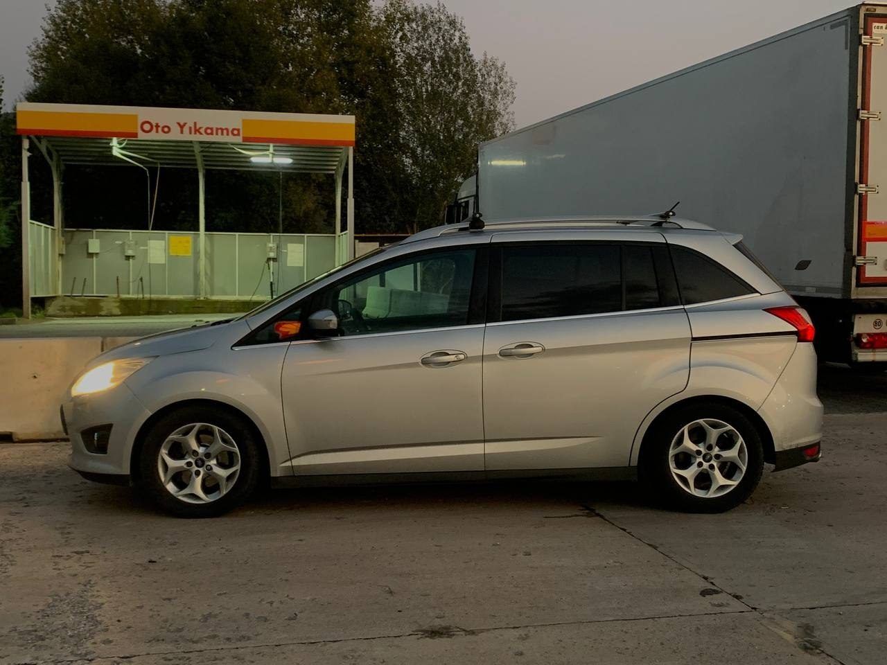 Автомобиль Ford Grand C Max, 2012 год