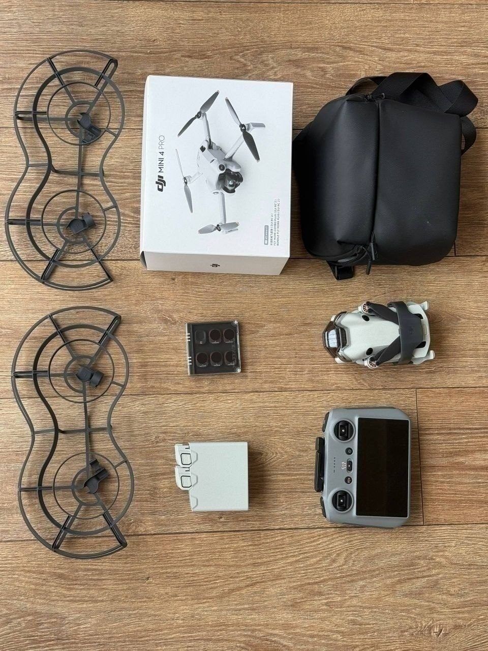 Квадрокоптер DJI Mini 4 Pro Fly More Combo Plus, с пультами и