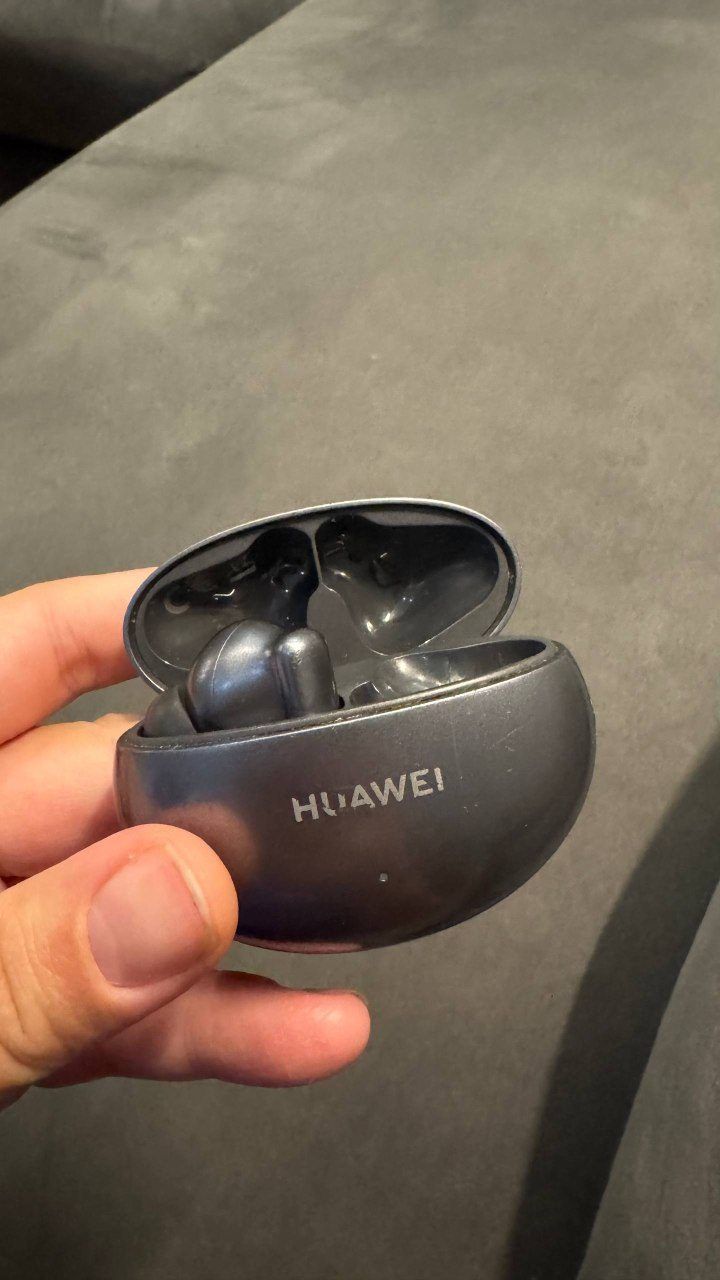 Кейс и наушник Huawei FreeBuds 4i, левый наушник