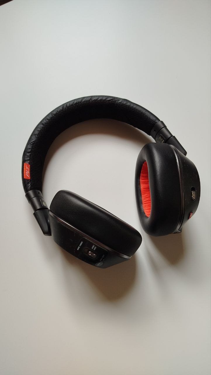 Наушники Plantronics Voyager 8200UC
