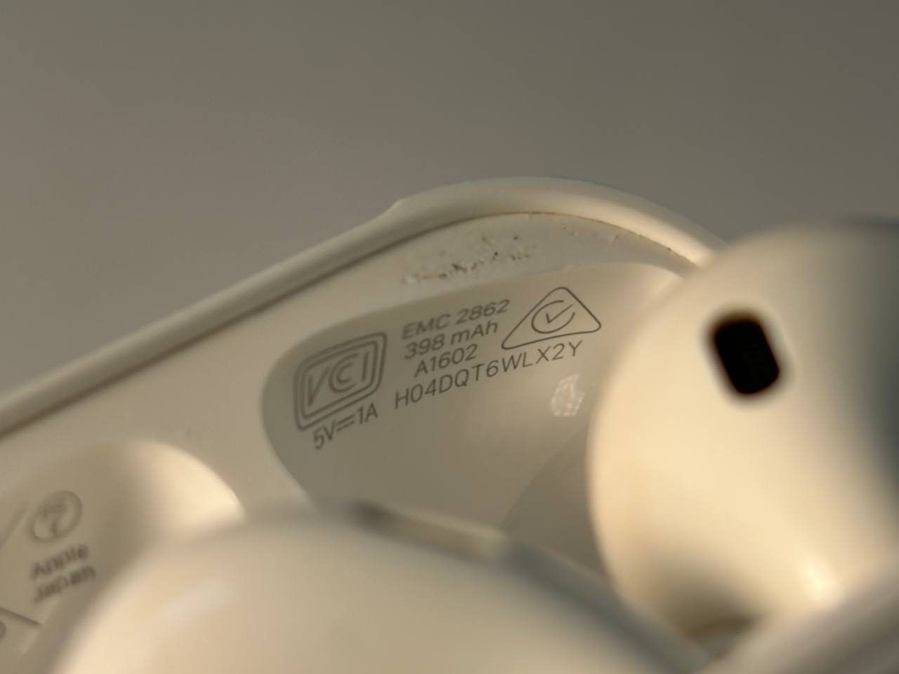 Также продам AirPods 2 в полностью рабочем состоянии. Оригинал, хорошо держат за