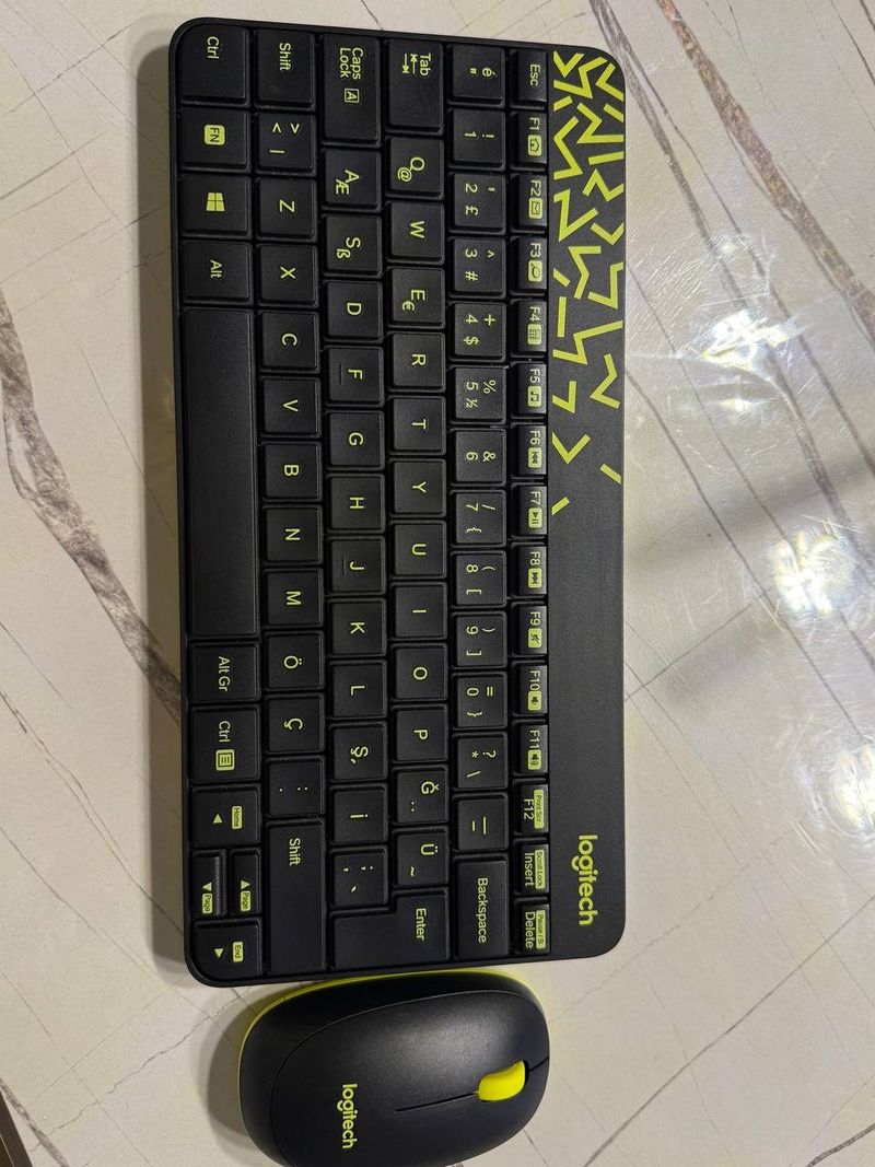 Клавиатура с мышкой Logitech