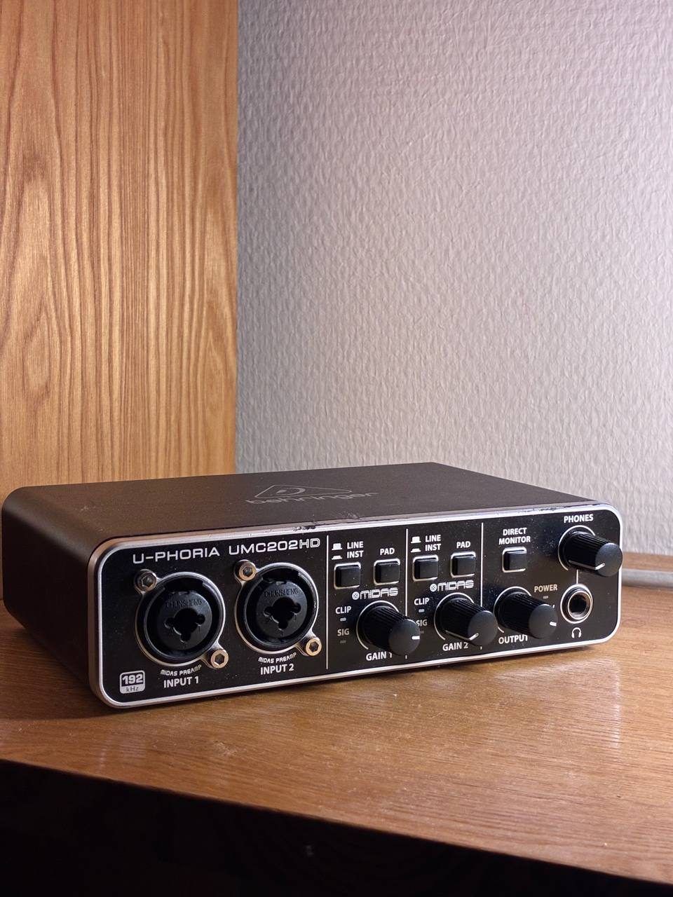 Студийный микрофон и аудиокарта AKG P220