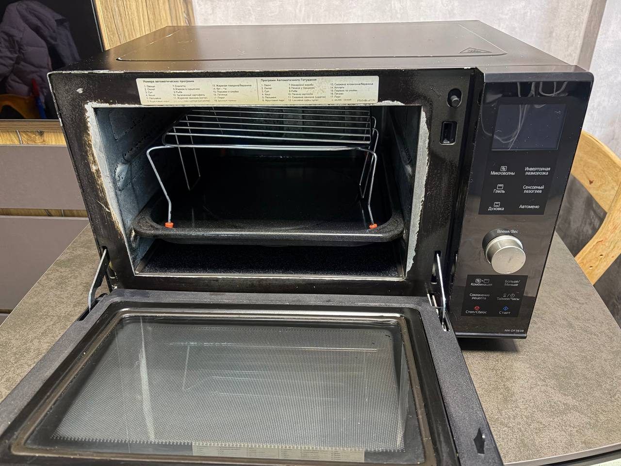 Микроволновая печь Panasonic NN-DF383B, инверторная с грилем