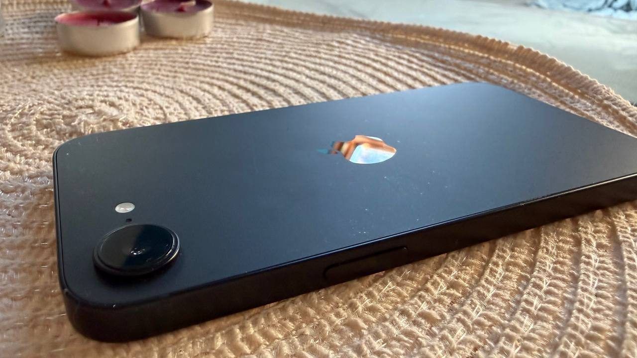 Смартфон iPhone 16e, 128 GB