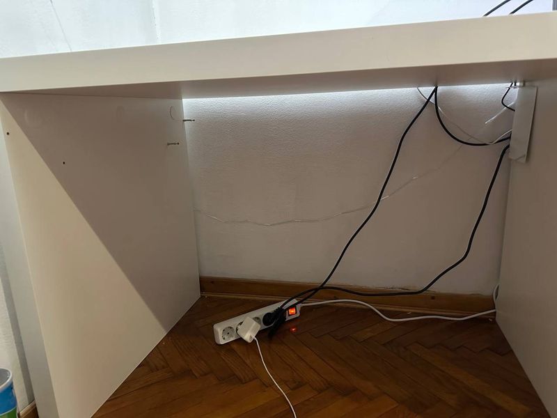 Письменный стол IKEA MALM, 140×65 см