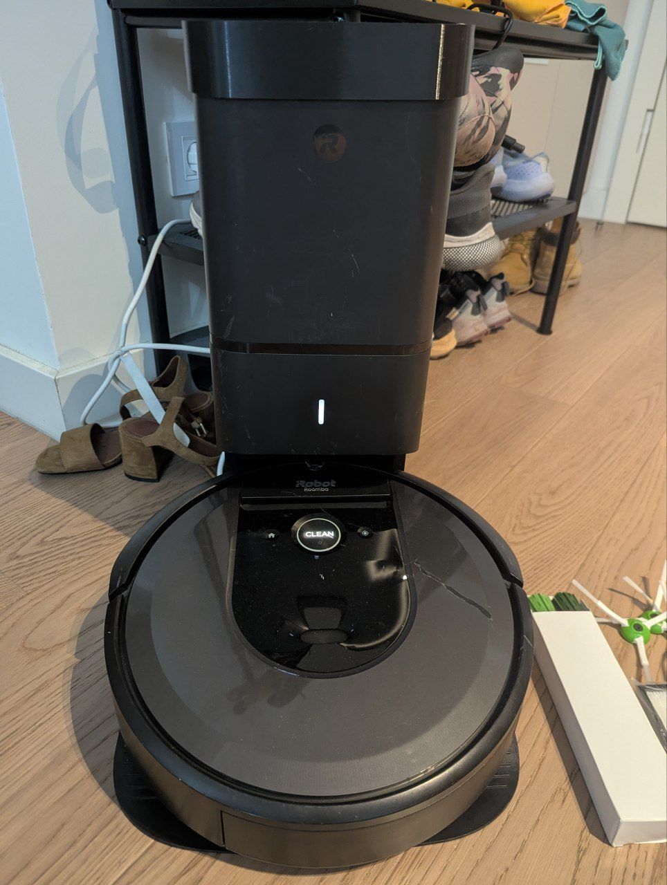Робот-пылесос iRobot Roomba i7+ (Plus), со станцией самоочистки
