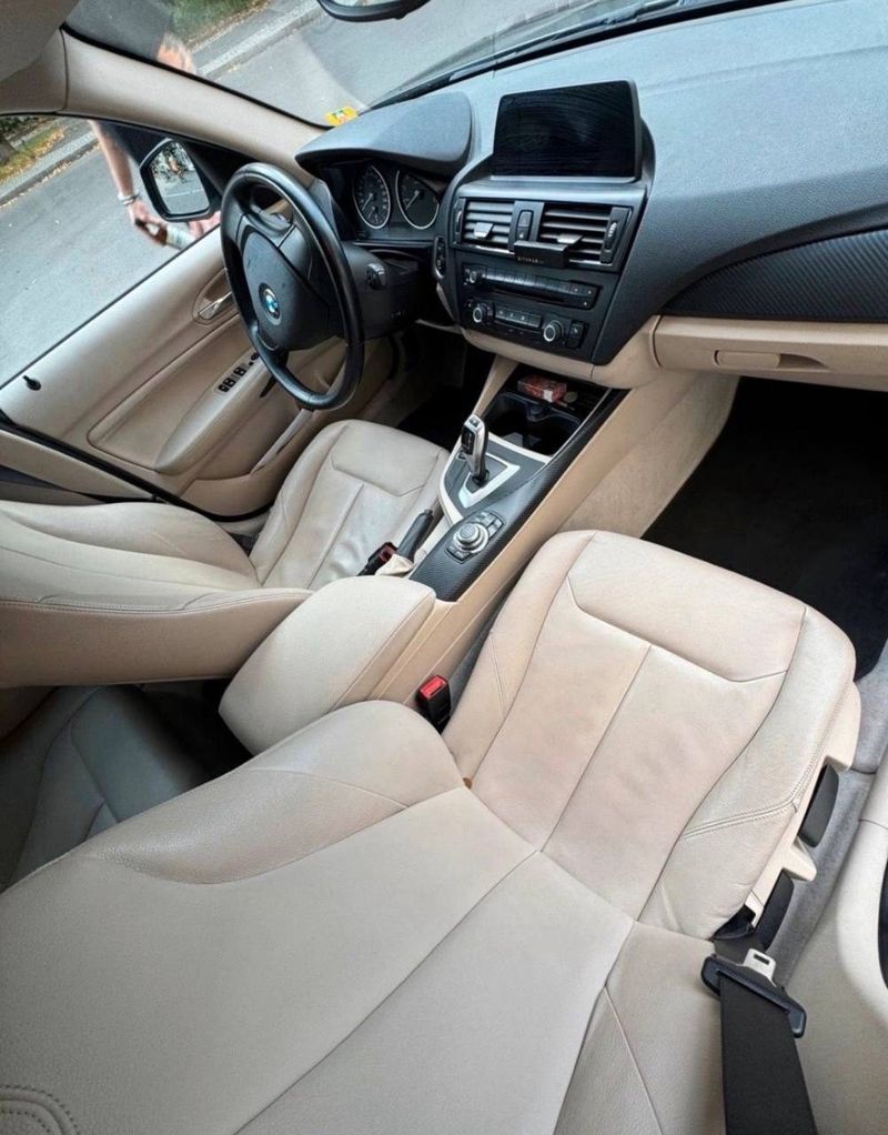Автомобиль BMW 116i, F20