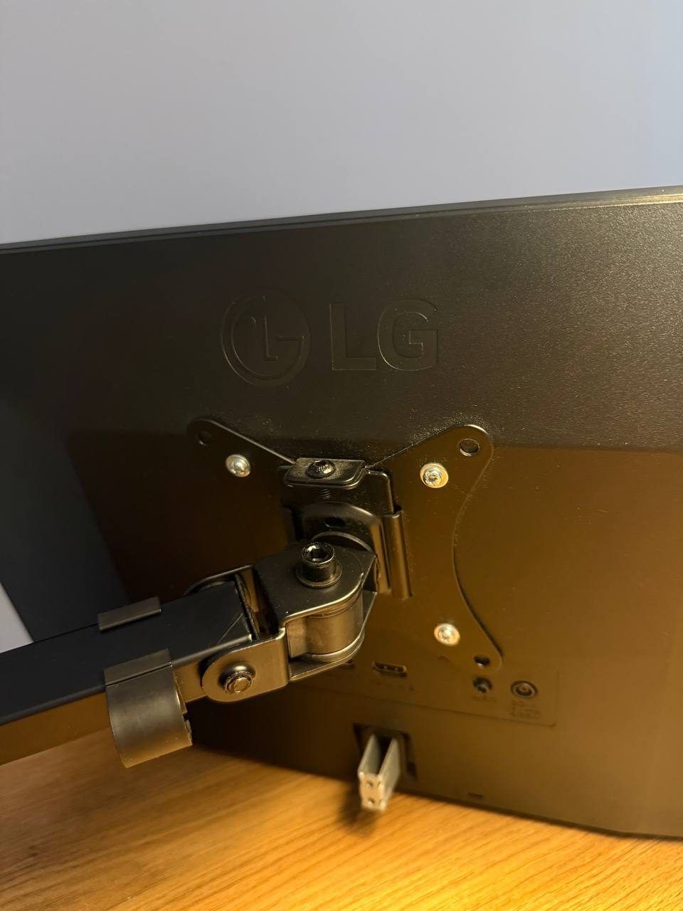Монитор и кронштейн LG, 21,5 дюймов