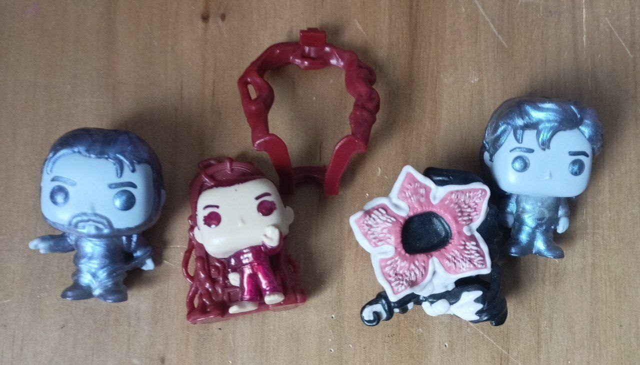 Игрушки Kinder Stranger Things, все за все 4