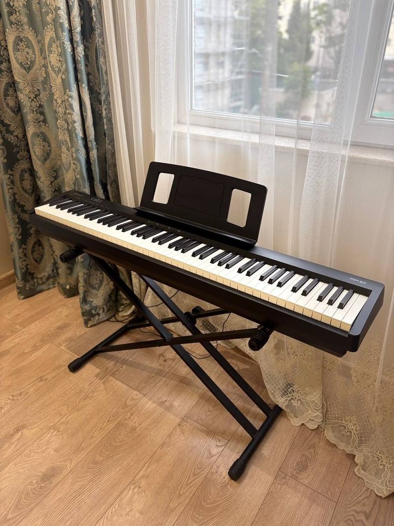 Цифровое пианино Roland FP-10, с подставкой