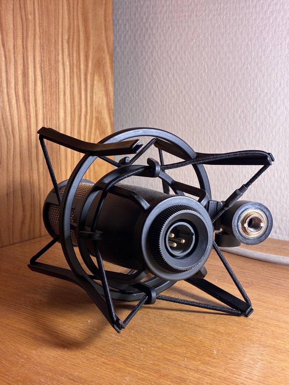 Студийный микрофон и аудиокарта AKG P220