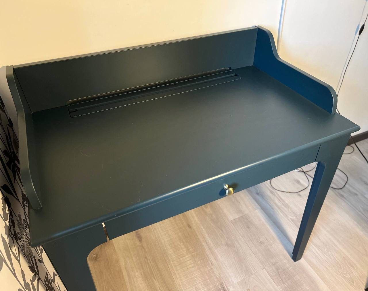 Столик IKEA LOMMARP, сине хвойно зеленого цвета