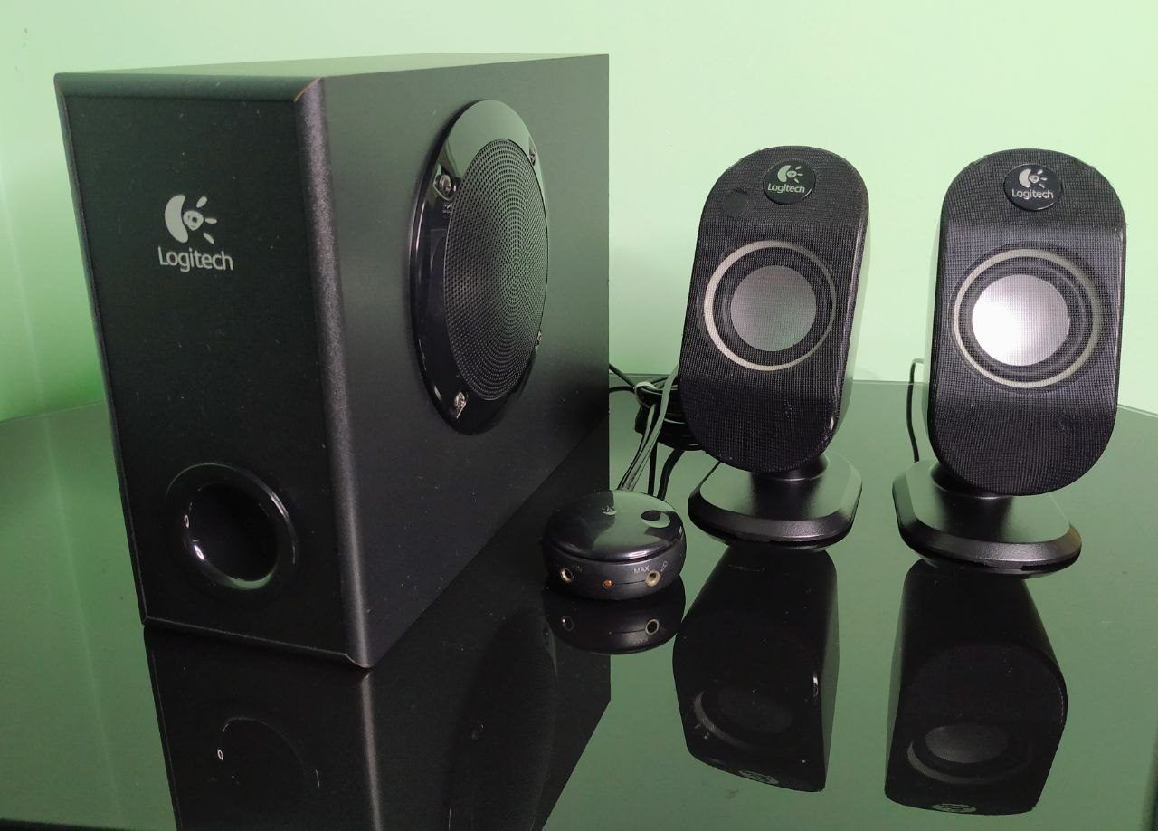 Акустика Logitech S-220, формата 2.1