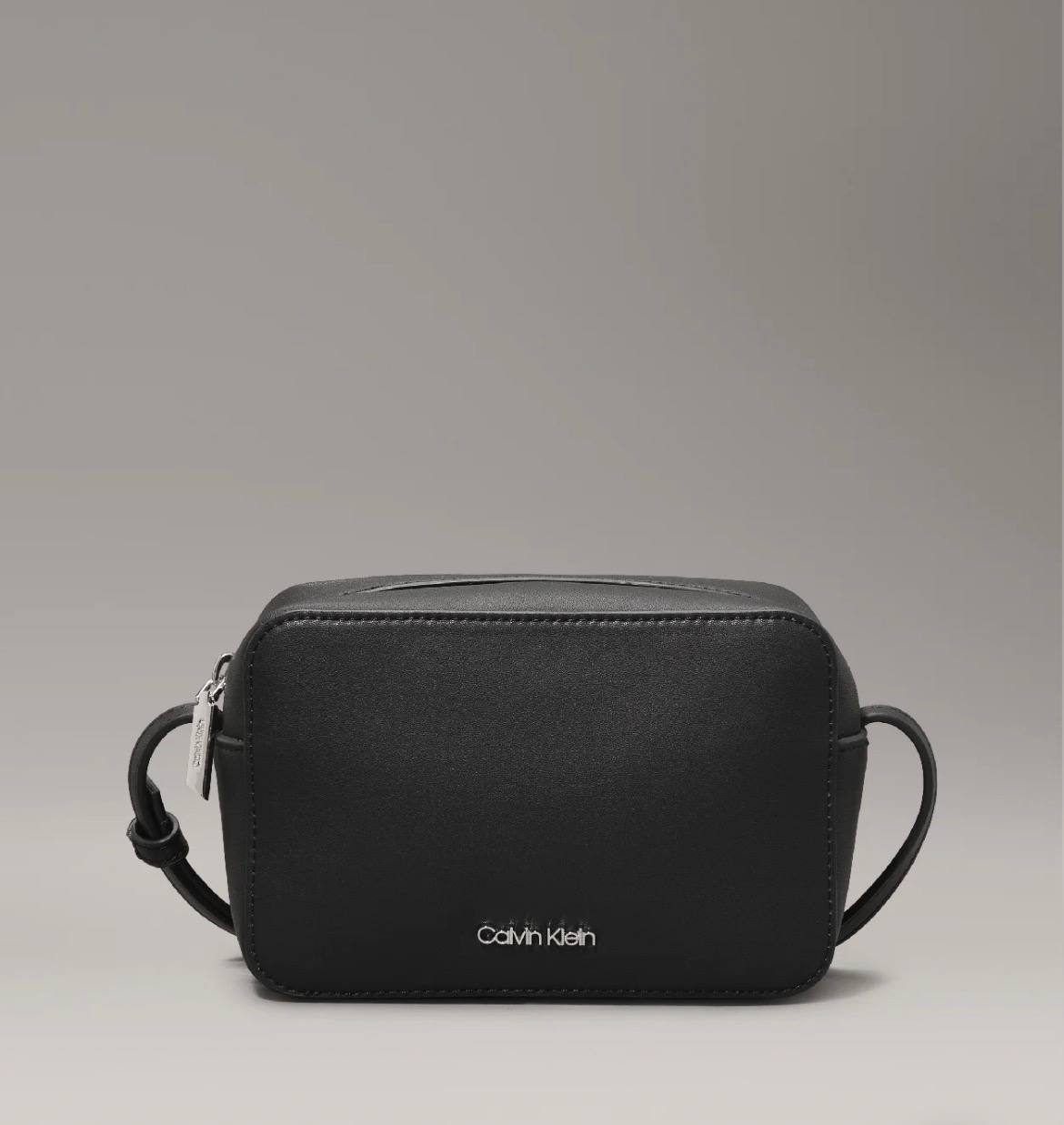Сумка Calvin Klein CK Must Camera Bag, черный цвет