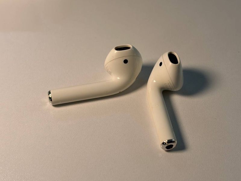 Также продам AirPods 2 в полностью рабочем состоянии. Оригинал, хорошо держат за
