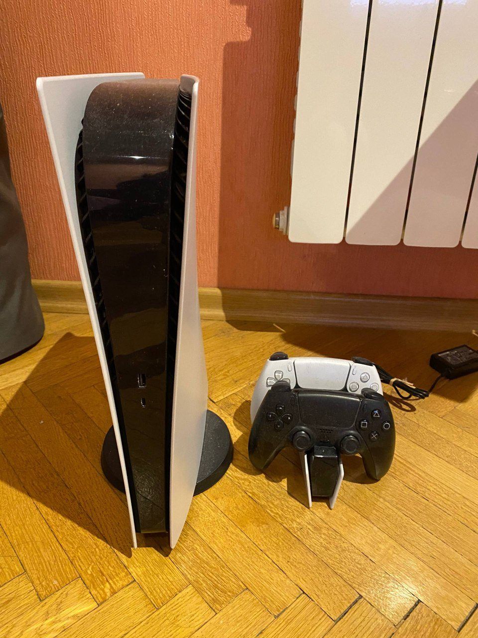 Игровая приставка и 2 геймпада Sony PlayStation 5, без дисковода