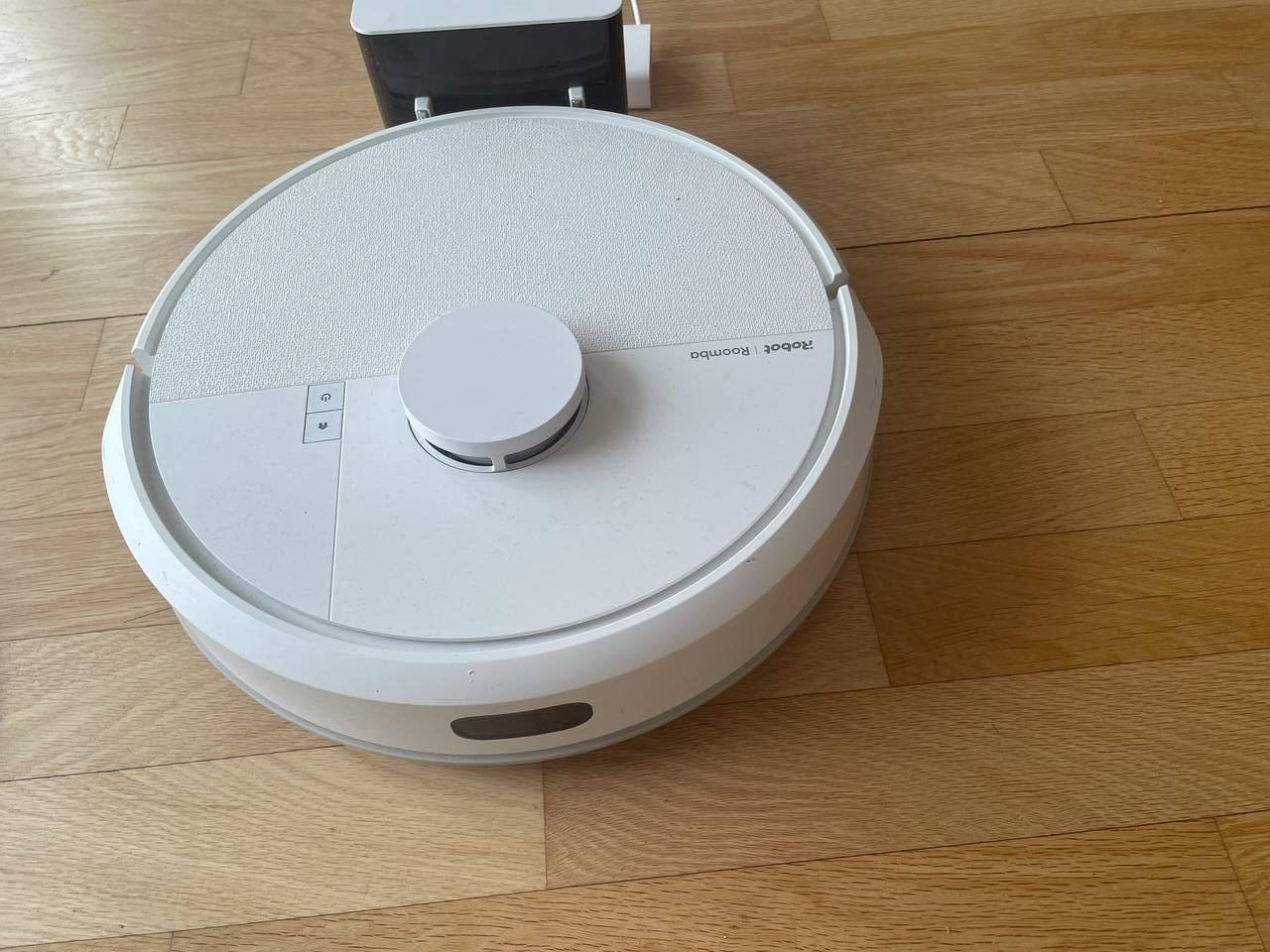 Моющий робот-пылесос iRobot Roomba Combo 105 с точной LiDAR-навигацией. Отлично