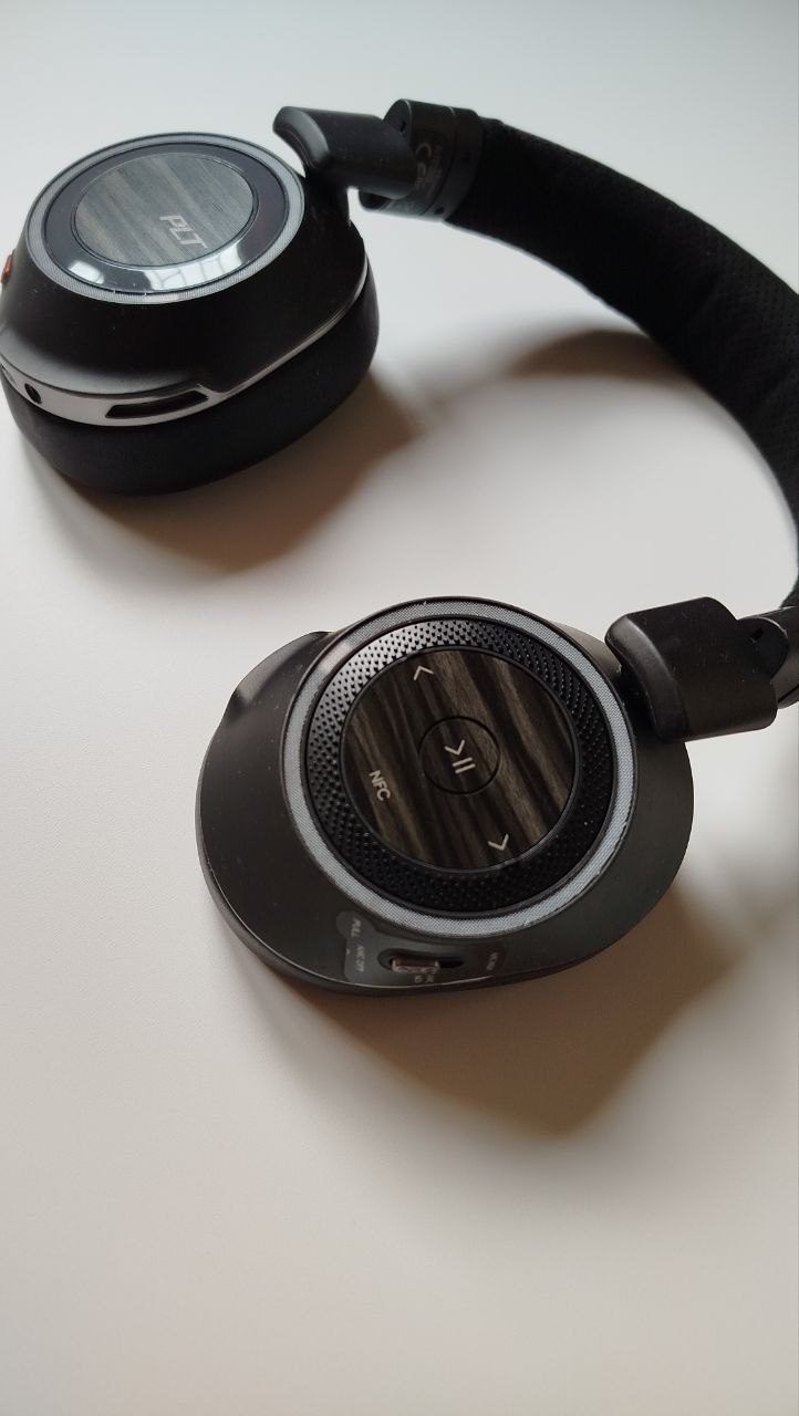 Наушники Plantronics Voyager 8200UC