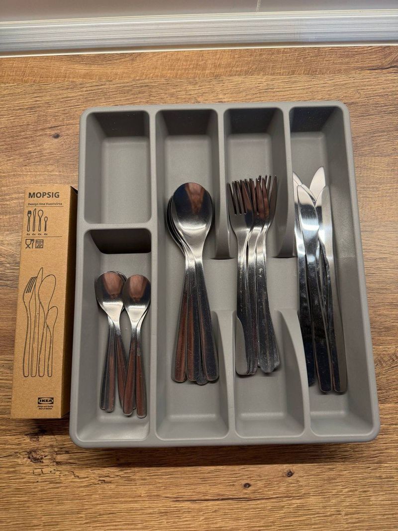 Столовые приборы и лоток IKEA, 24 предмета
