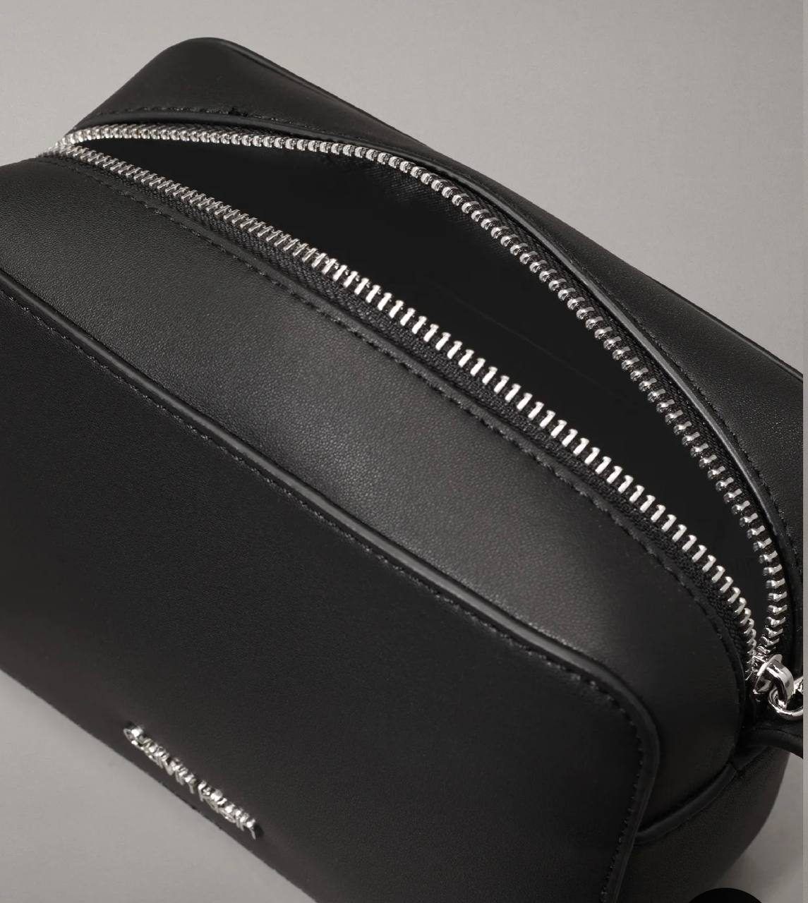 Сумка Calvin Klein CK Must Camera Bag, черный цвет